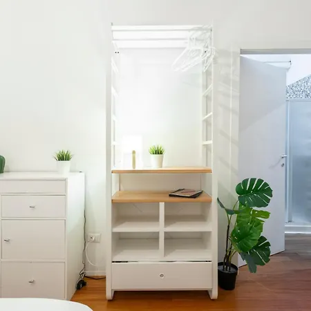 New! Lovely & Friendly In Center B Apartamento Milão